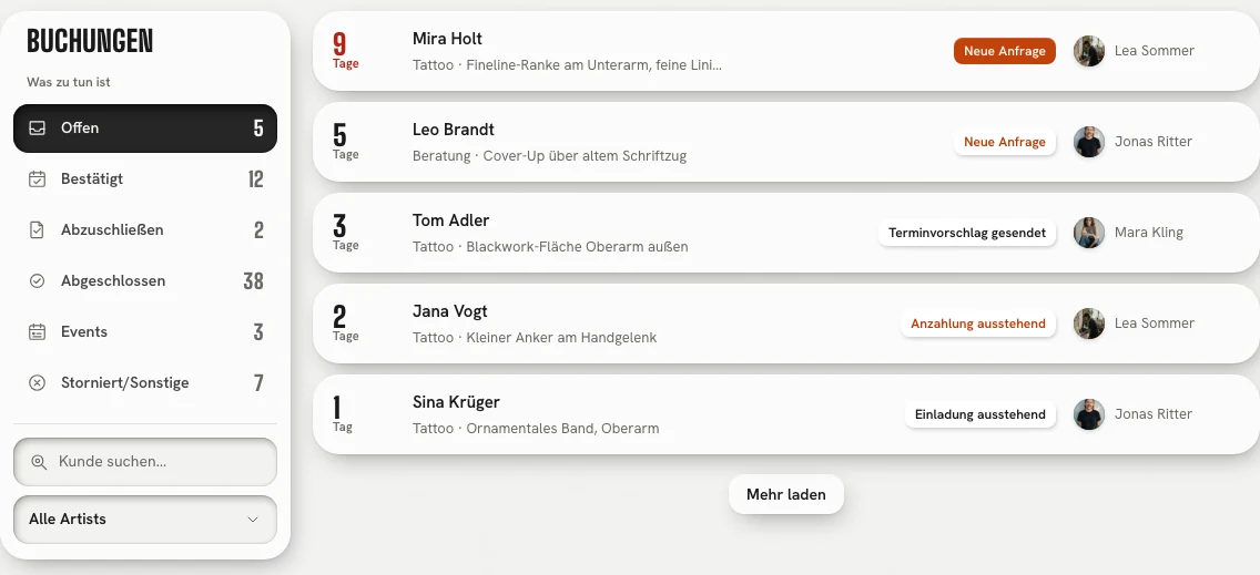 Die Buchungen eines Studios: links die Stände von Offen bis Storniert mit Zählern, rechts die offenen Anfragen mit Wartetagen, Motiv, Etikett und zuständigem Artist