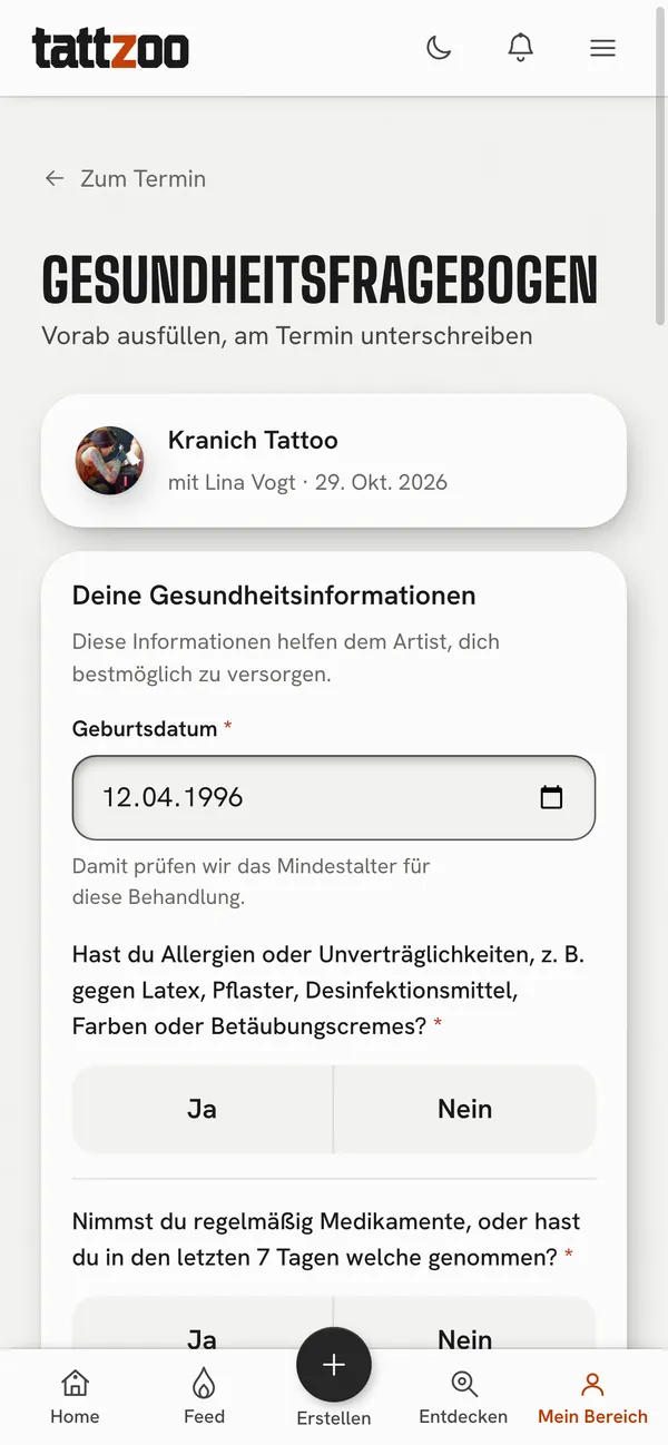 Der Gesundheitsfragebogen am Handy einer Kundin für ihren Termin