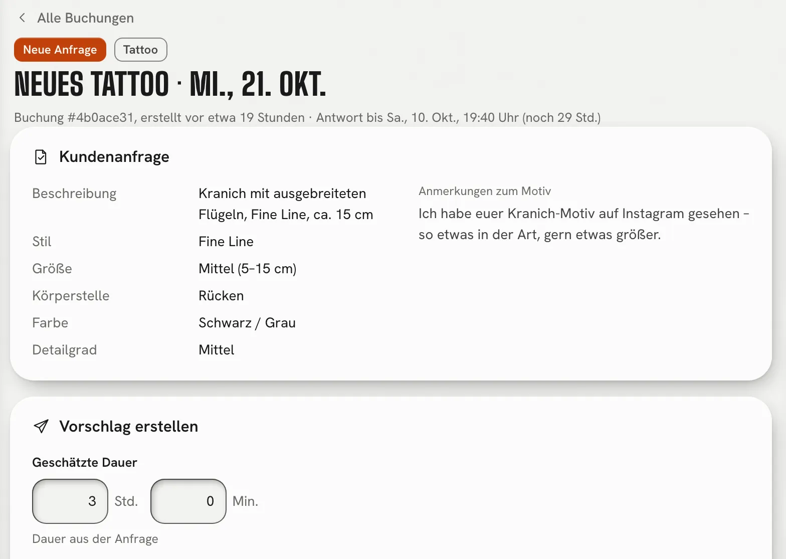 Eine neue Anfrage im Studio: ein Kranich mit ausgebreiteten Flügeln, Fine Line, Mittel, Rücken, darunter „Vorschlag erstellen“ mit der geschätzten Dauer in Stunden und Minuten